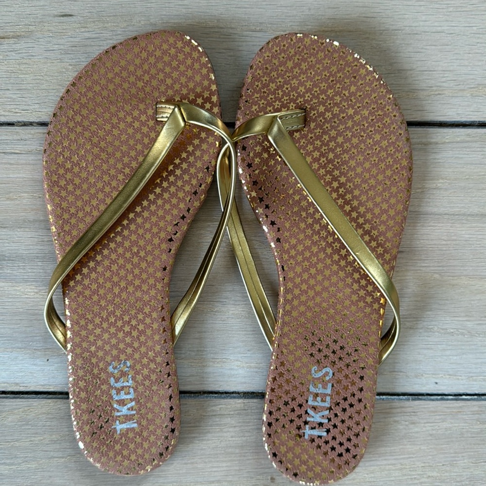 NWOB Girls Tkees Gold Star Flip Flops, sz 2